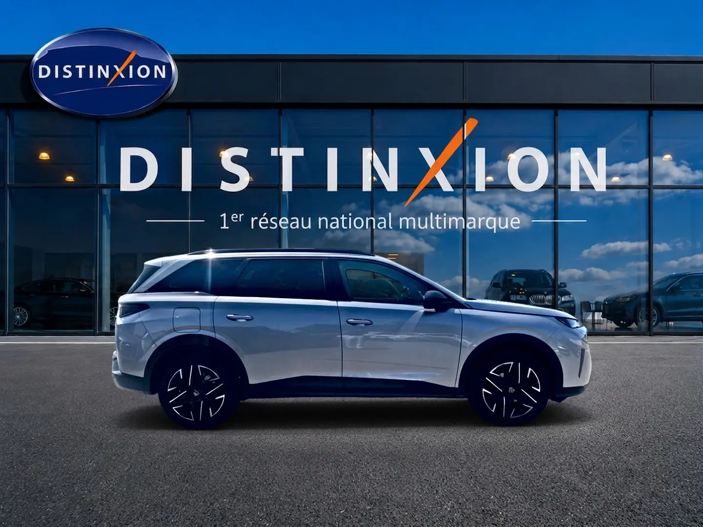 Peugeot 5008 Hybrid 145 allure e-dcs6 gris artense en profil droit devant vitrine Distinxion.