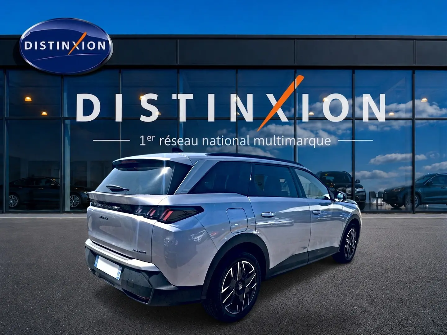 Peugeot 5008 Hybrid 145 allure e-dcs6 gris artense, vue 3/4 arrière droit devant vitrine Distinxion.