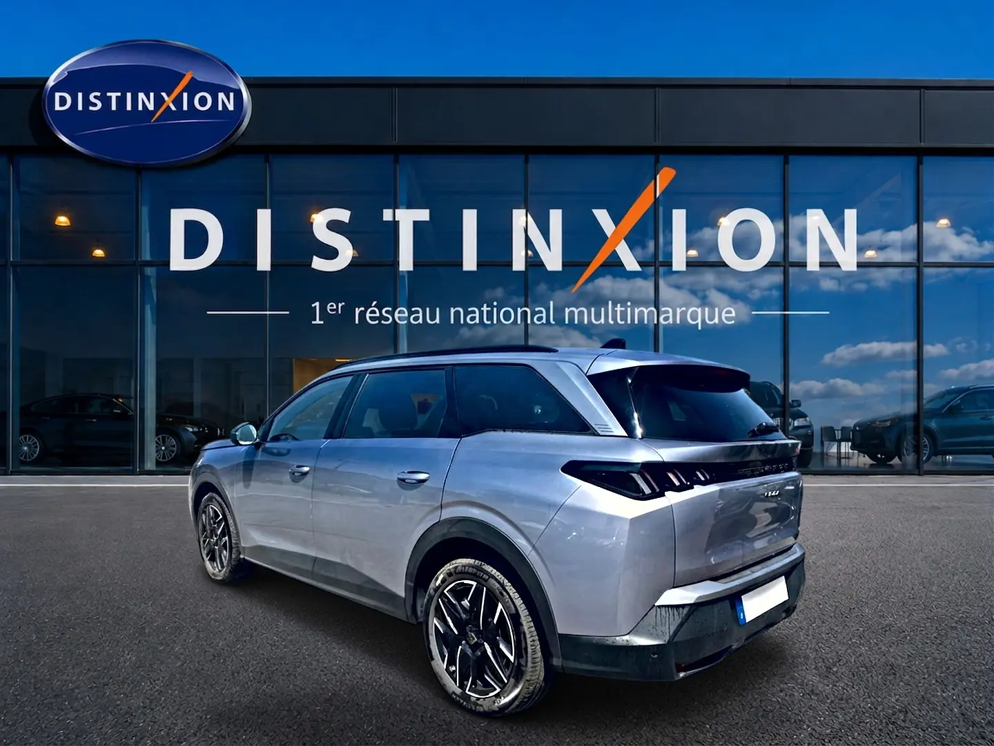 Peugeot 5008 Hybrid 145 allure e-dcs6 gris artense, vue 3/4 arrière droit devant showroom Distinxion.