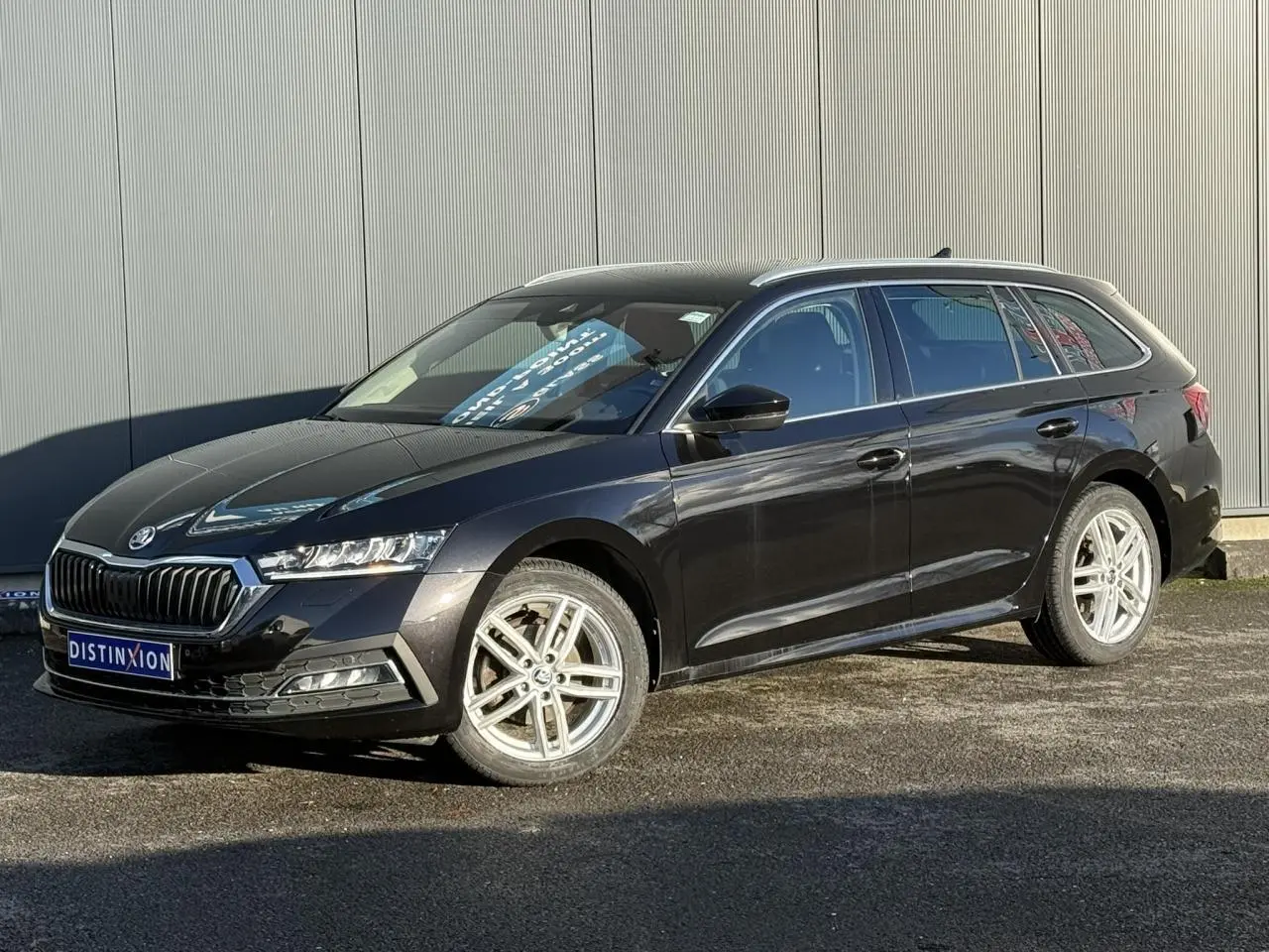 Skoda Octavia Combi noire vue en 3/4 avant droit, avec jantes alliage 17 pouces et calandre chromée.