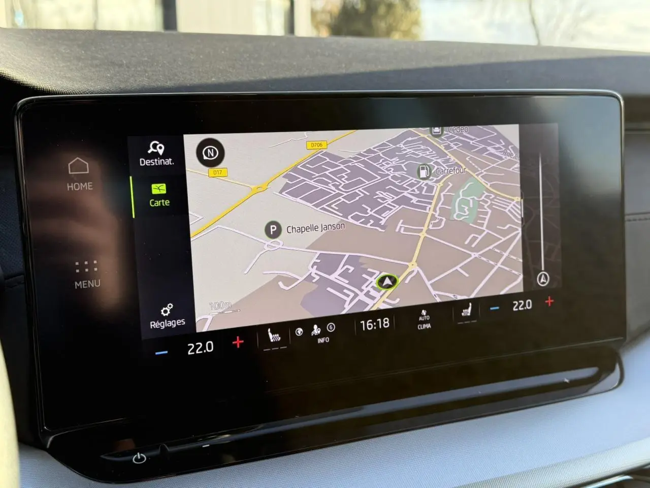 Écran tactile central affichant la navigation sur carte dans l'habitacle d'une Skoda Octavia Combi 2022.