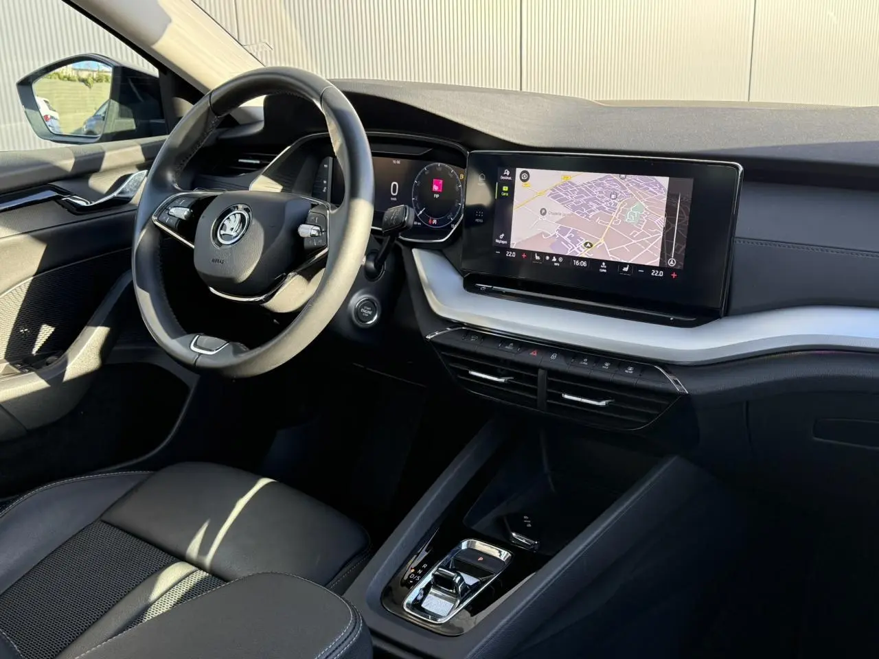 Vue intérieure côté conducteur de la Skoda Octavia Combi 2022 avec tableau de bord numérique et écran tactile de navigation.