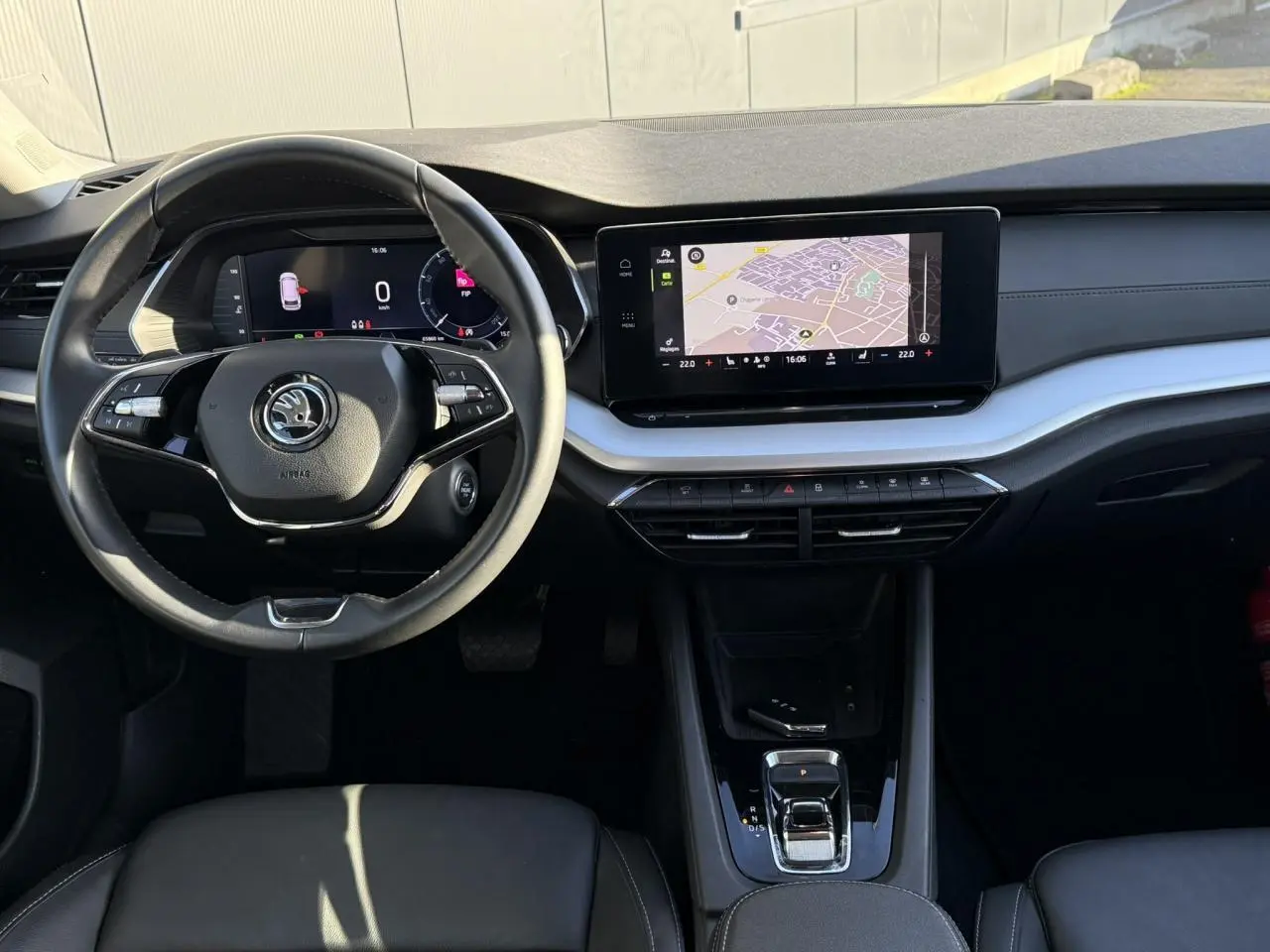 Vue intérieure du tableau de bord et volant noir d'une Skoda Octavia Combi 2022 avec écran tactile de navigation.