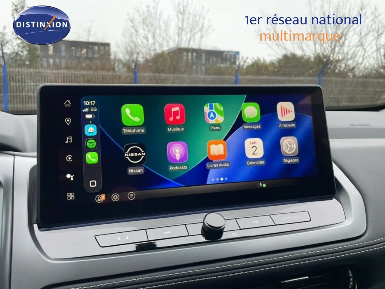 Écran tactile central du Nissan Qashqai 2025 affichant les applications connectées, dans un intérieur clair.