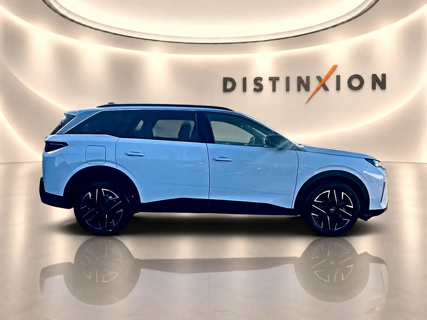 Peugeot 5008 Hybrid 145 allure e-dcs6 blanc vue de profil côté gauche sur fond lumineux avec logo Distinxion.