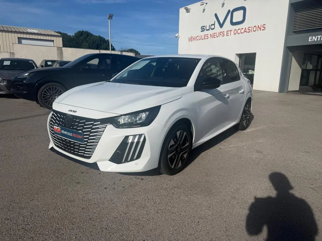 Peugeot 208 Hybrid 110 e-DCS6 Allure blanche vue en 3/4 avant droit sur parking extérieur.