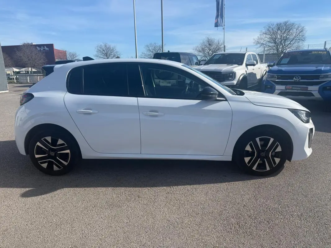 Peugeot 208 Hybrid blanc vue de profil côté gauche, avec jantes noires et détails modernes 2024.
