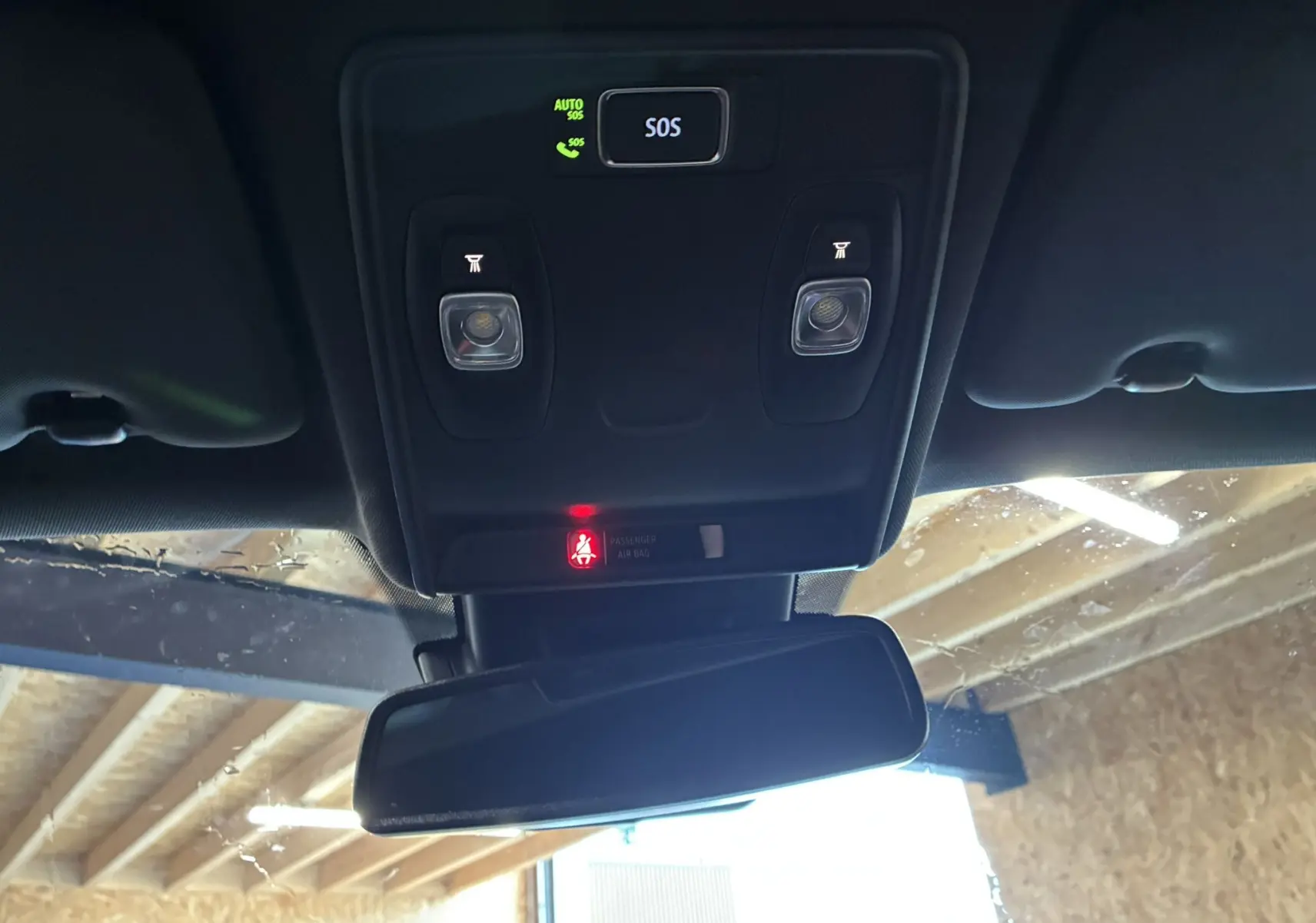 Vue intérieure du plafonnier noir avec boutons SOS et éclairages de lecture du Renault Captur gris 1.3 TCE 140 EDC RS Line.