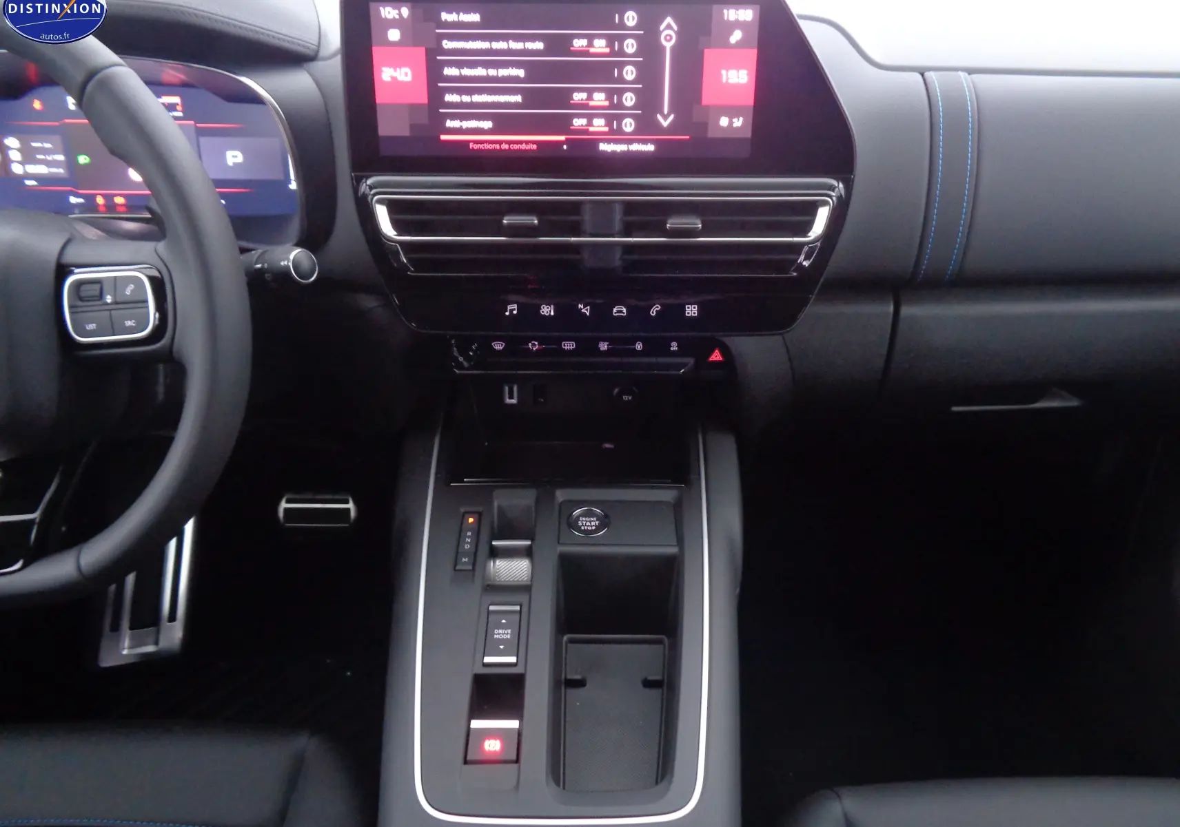 Vue intérieure centrée sur la console centrale et tableau de bord du Citroën C5 Aircross gris avec écran tactile et volant noir.
