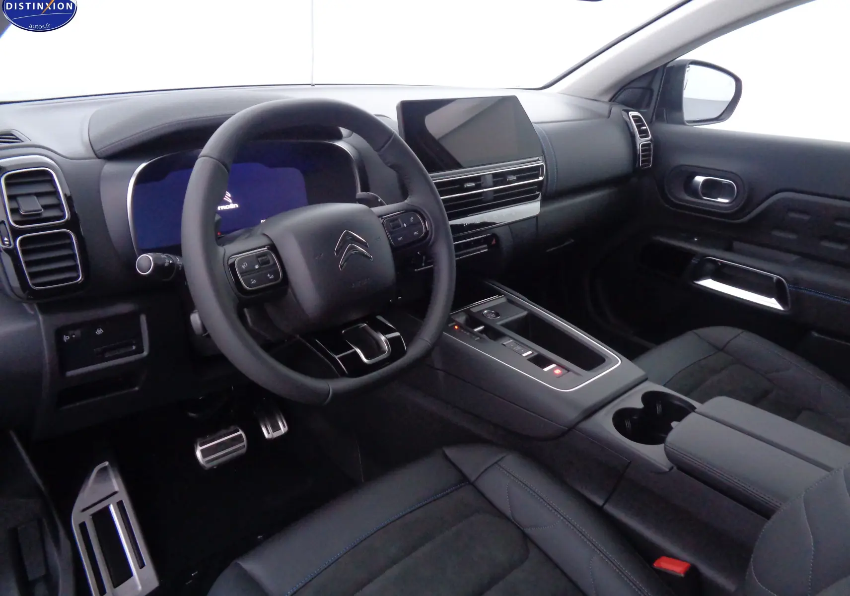 Intérieur noir du Citroën C5 Aircross 2022, vue côté conducteur sur tableau de bord et console centrale moderne.