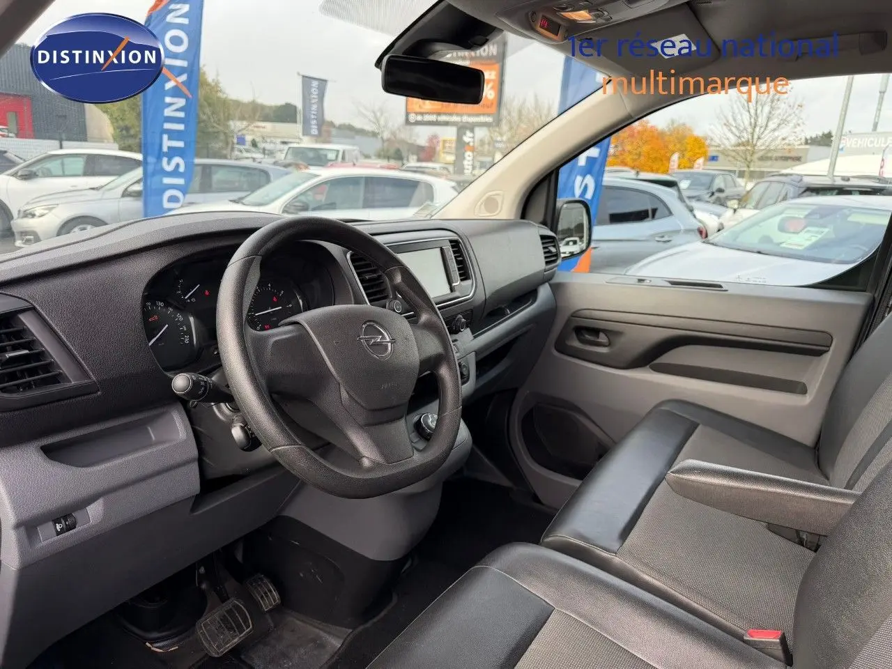 Intérieur avant droit de l'Opel Vivaro Fourgon gris, montrant le tableau de bord et le volant multifonction.