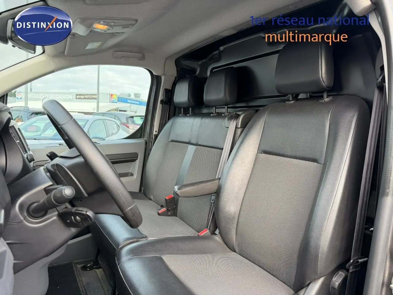 Vue intérieure côté conducteur de l'Opel Vivaro Fourgon 2020 avec sièges en cuir et tissu gris.