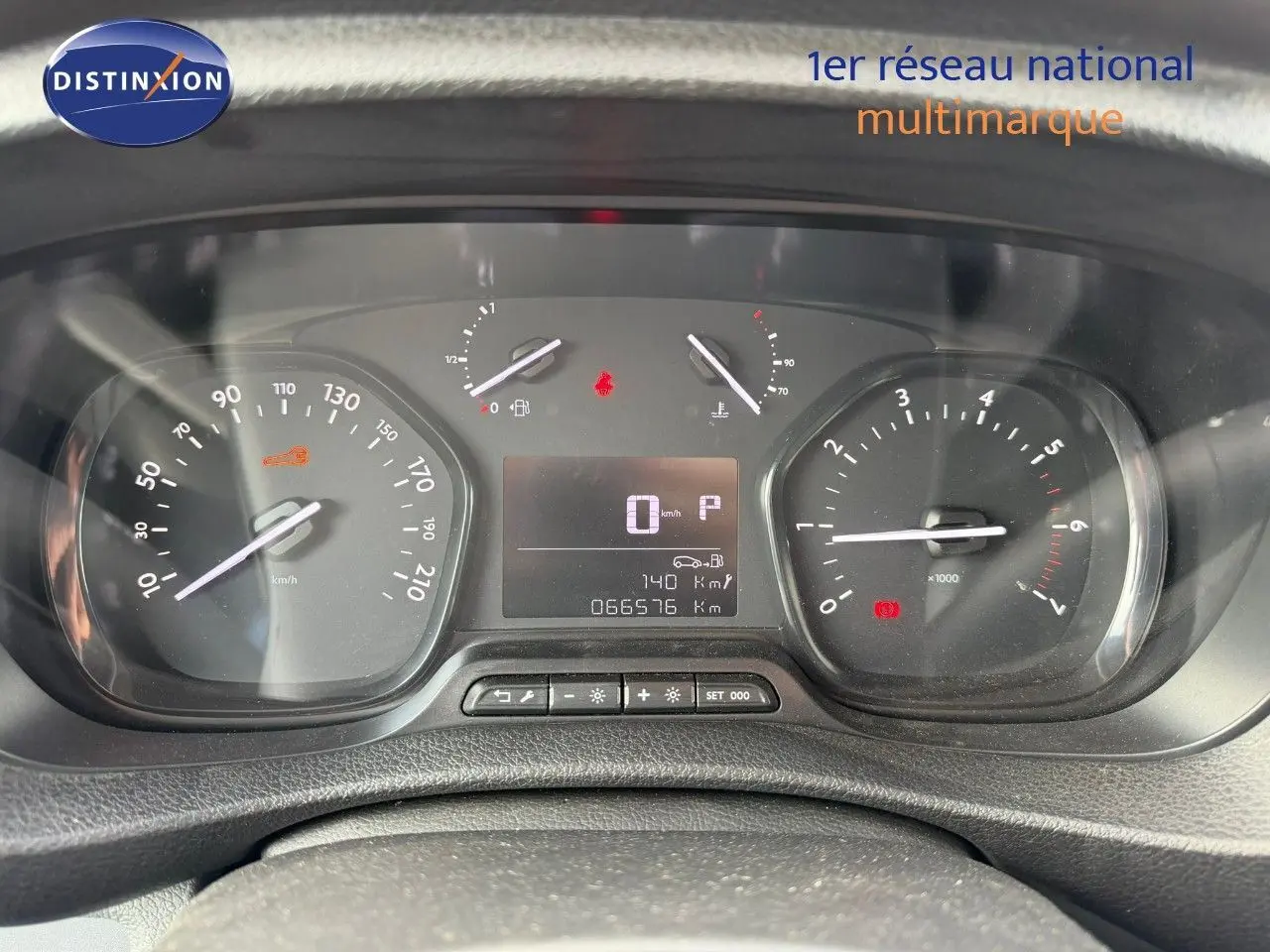 Gros plan sur le tableau de bord numérique d'un Opel Vivaro Fourgon 2020 affichant 66 576 km et compte-tours à l'arrêt