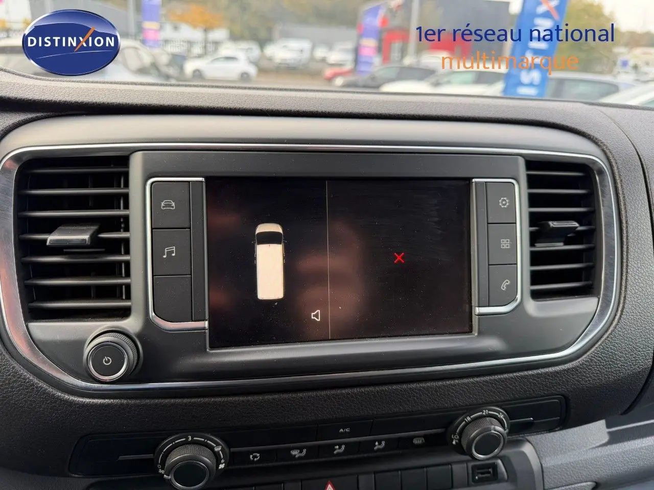 Écran tactile central avec commandes autour, tableau de bord noir du fourgon Opel Vivaro Gris Pierre de Lune métallisé.