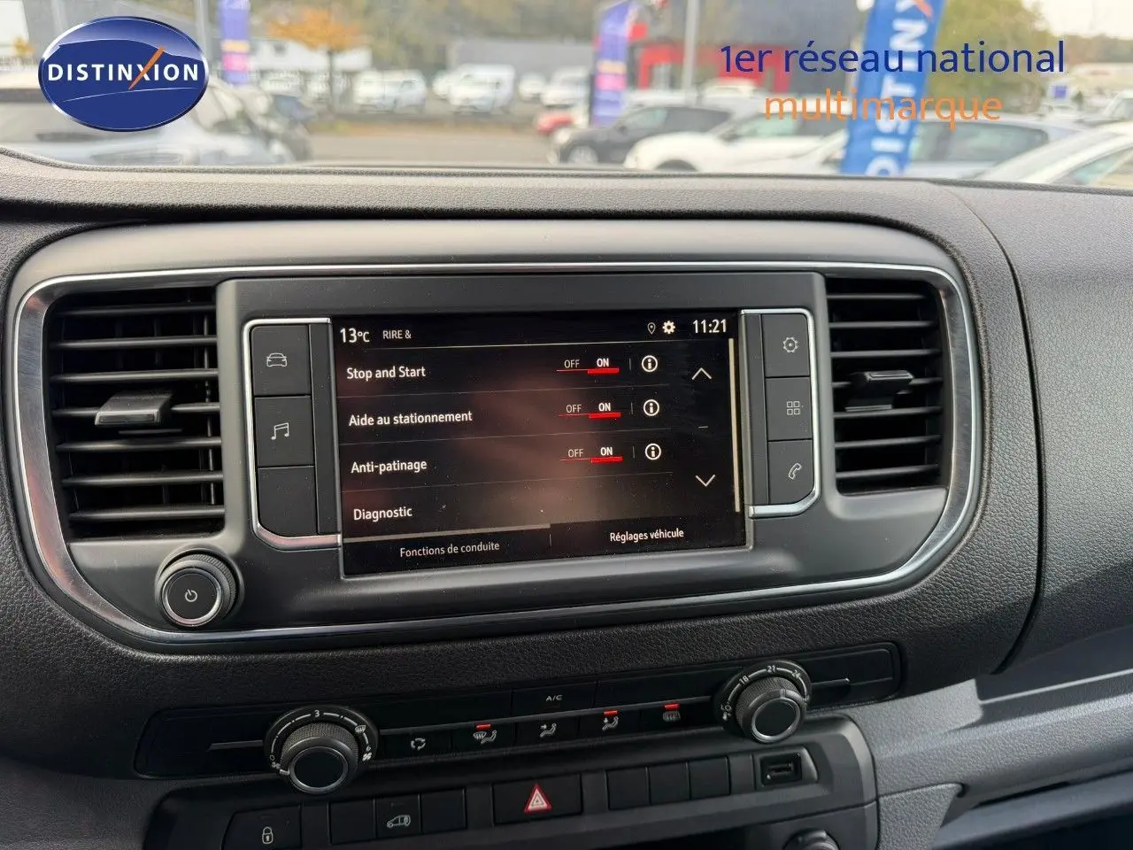 Écran tactile central du tableau de bord de l'Opel Vivaro Fourgon gris, affichant les réglages d'aide à la conduite.