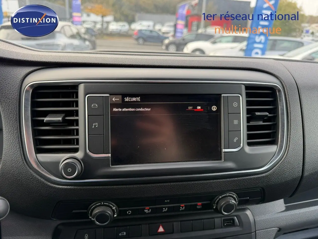 Tableau de bord de l'Opel Vivaro Fourgon 2020 avec écran central affichant l'alerte attention conducteur.