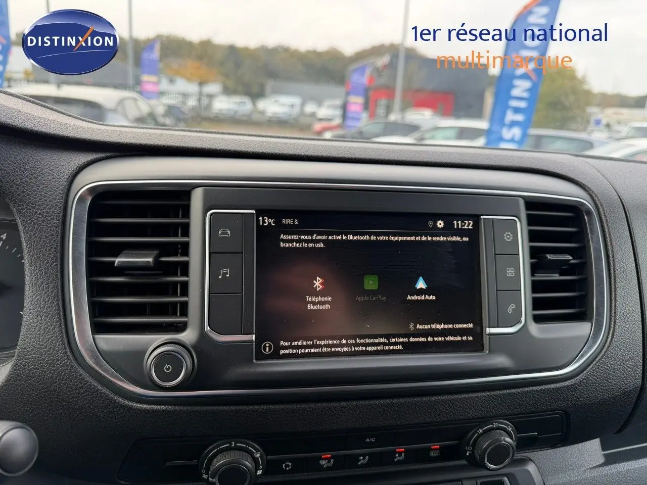 Écran tactile central avec commandes multimédia et climatisation dans l'habitacle de l'Opel Vivaro Fourgon gris Pierre de Lune.