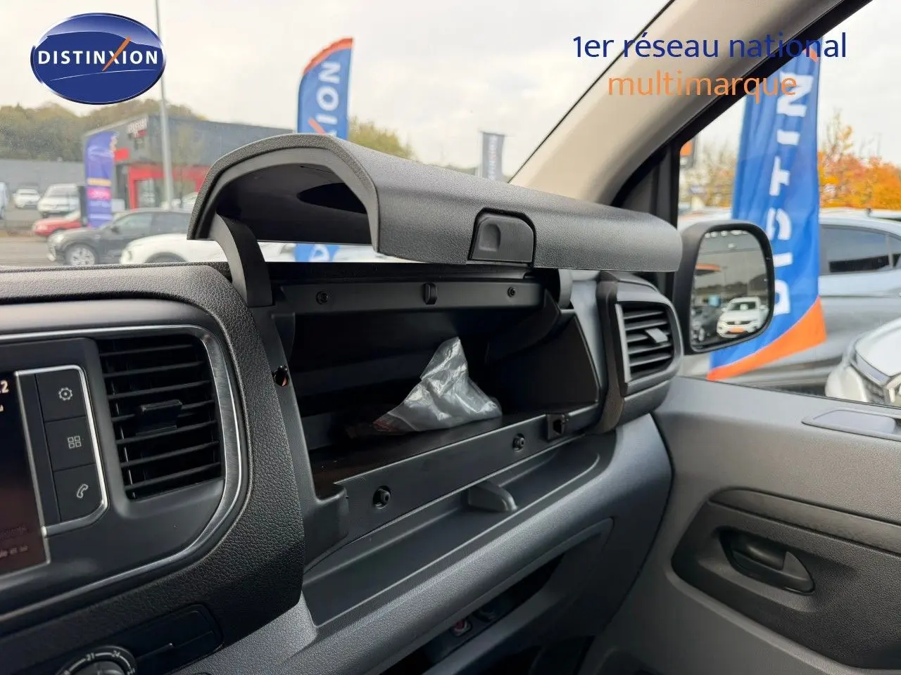 Intérieur du fourgon Opel Vivaro M 2.0 CDTI 180 BVA Business 2020, boîte à gants ouverte côté passager.