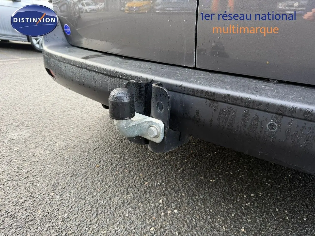 Gros plan sur l'attelage arrière d'un Opel Vivaro Fourgon gris Pierre de Lune métallisé, vue côté gauche.