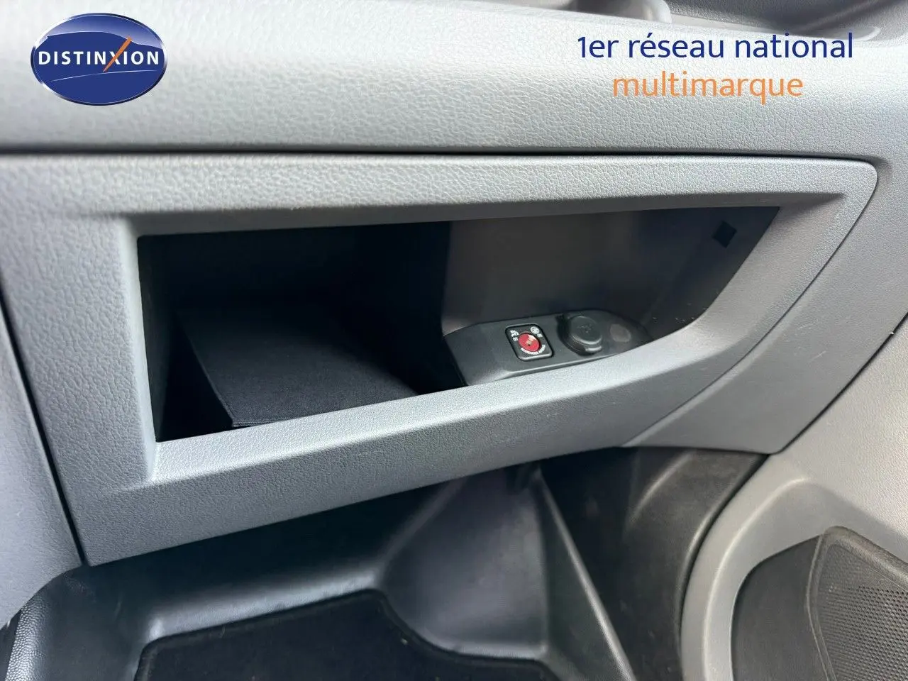 Vue intérieure du rangement côté passager de l'Opel Vivaro Fourgon gris Pierre de Lune métallisé, modèle 2020.