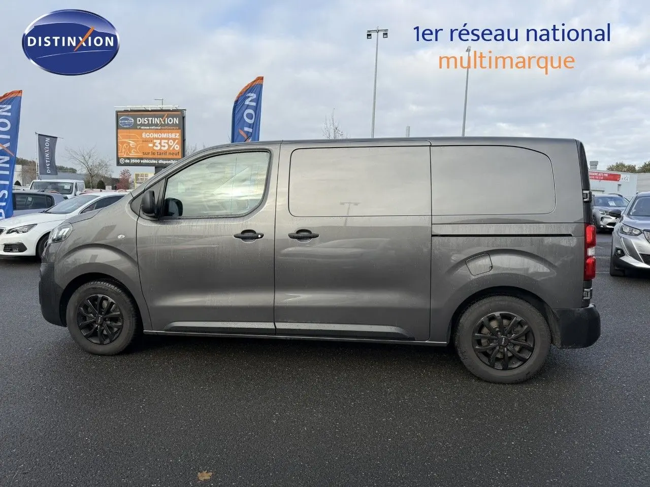 Profil côté gauche d'un Opel Vivaro Fourgon gris Pierre de Lune métallisé, avec jantes noires et carrosserie lisse.