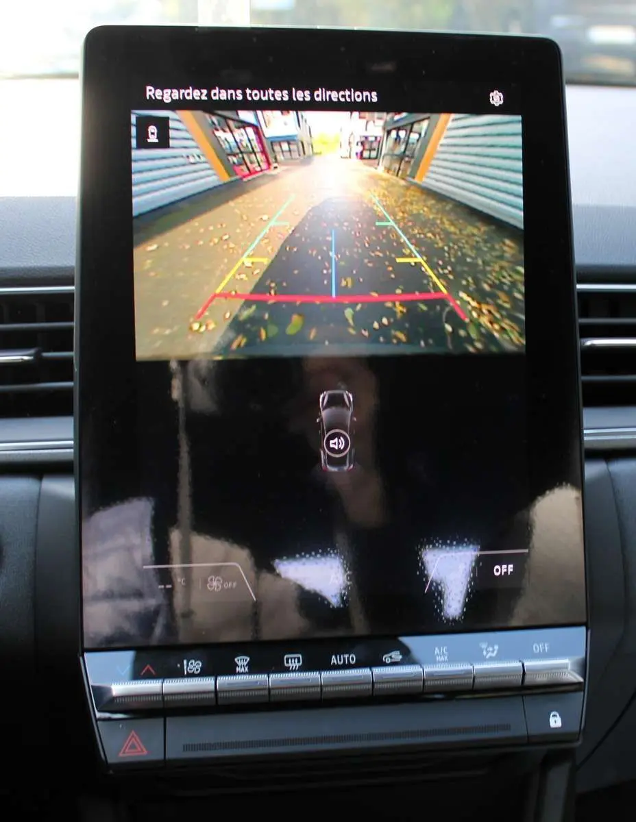 Écran tactile intérieur du Renault Captur 2025 affichant la caméra de recul avec lignes de guidage colorées.