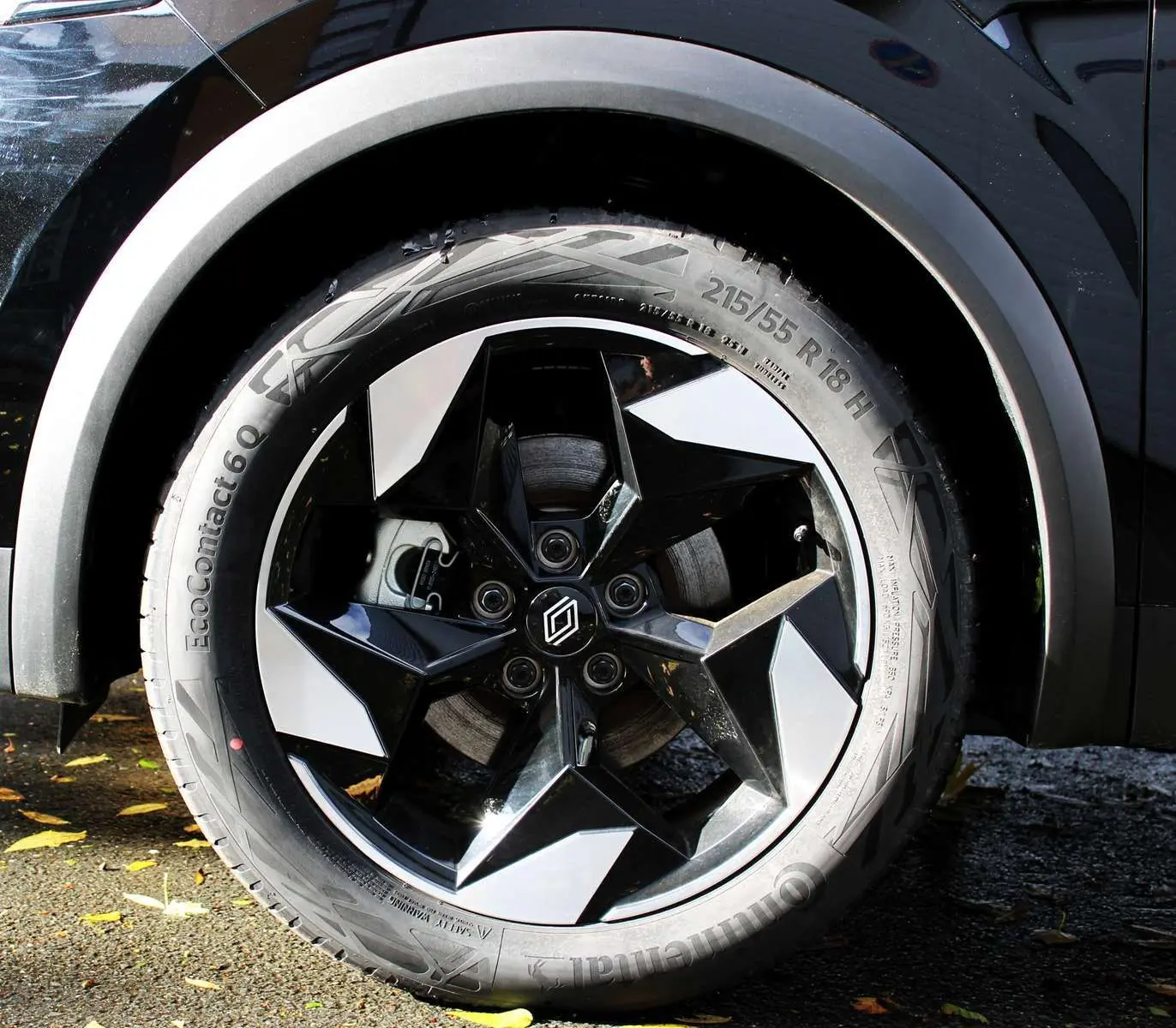 Gros plan sur la roue avant gauche du Renault Captur noir métal avec jante biton noire et argentée distinctive.