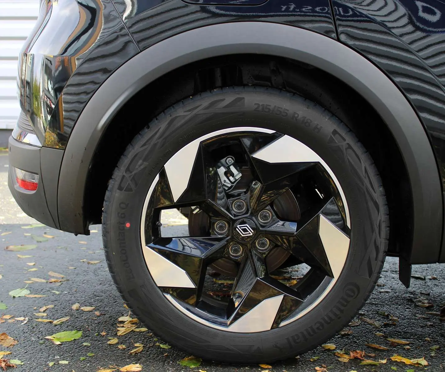 Gros plan sur la roue avant gauche du Renault Captur 2025 noir métal avec jante diamantée noire et argentée.