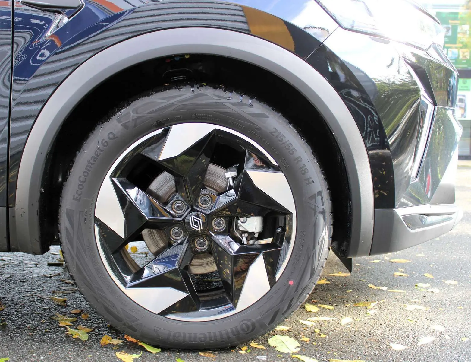 Gros plan sur la roue avant droite noire et grise du Renault Captur 2025 avec jante étoile bicolore distinctive.