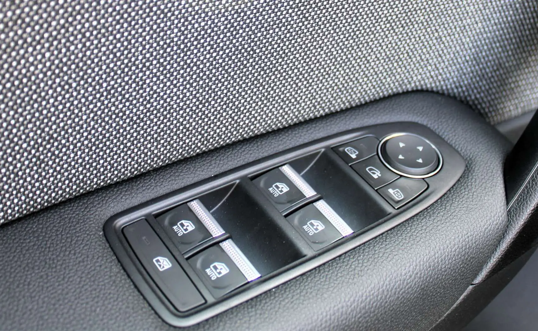 Gros plan sur l'arrière noir métallisé du Renault Captur avec logo et plaque Zero KM visible.