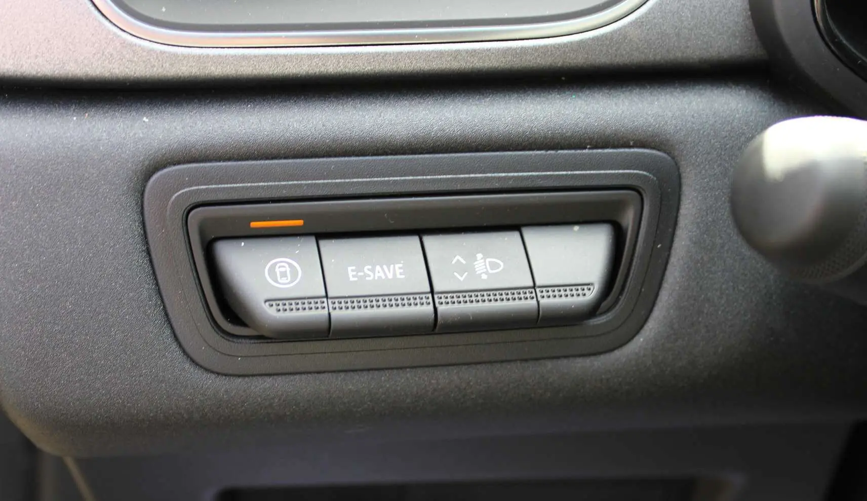 Commandes des vitres électriques et réglage des rétroviseurs sur la porte côté conducteur du Renault Captur 2025.