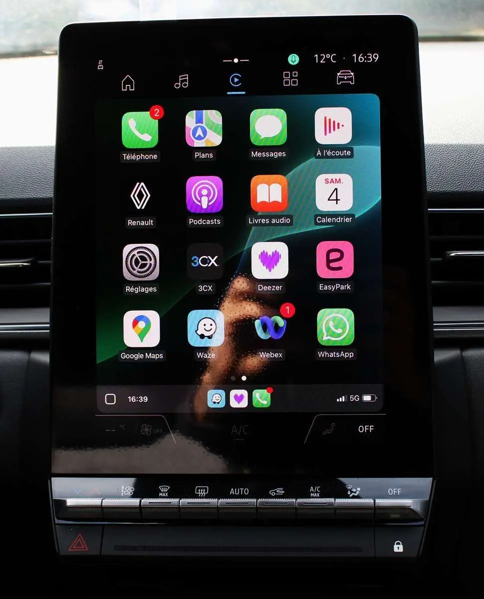 Écran tactile central du tableau de bord du Renault Captur 2025, affichant les applications connectées.