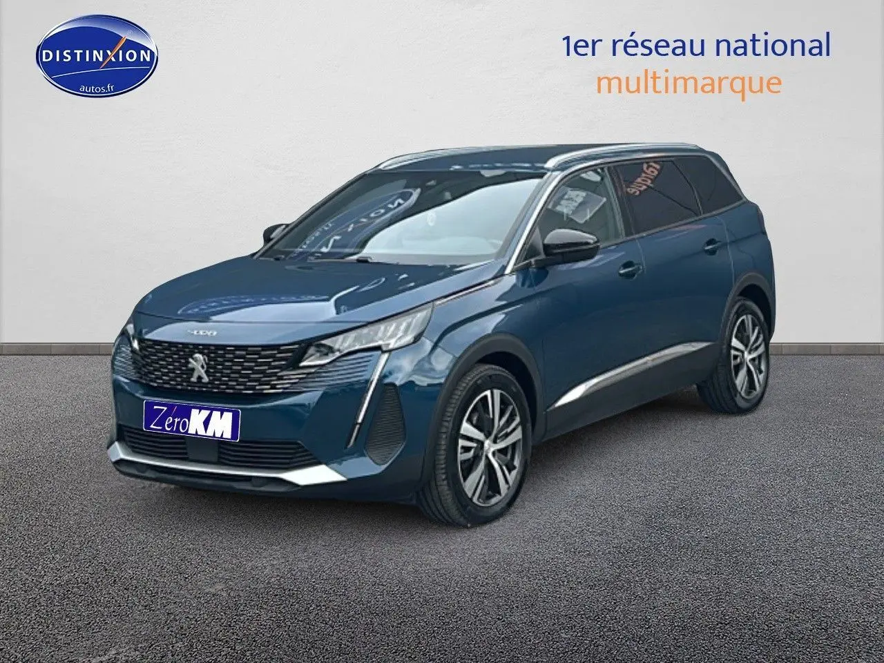 Peugeot 5008 bleu en 3/4 avant droit avec calandre chromée et jantes alliage 18 pouces.