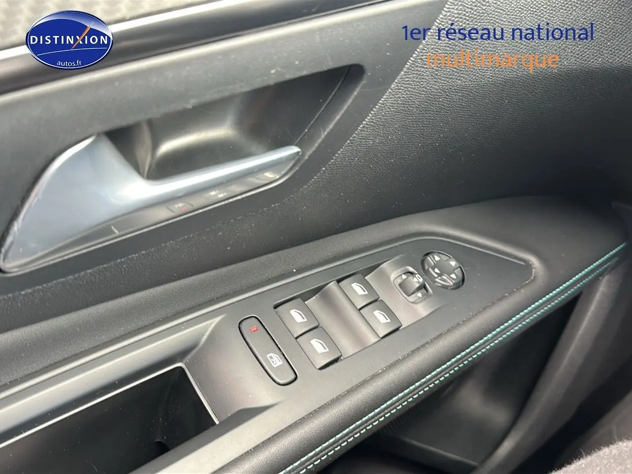 Gros plan sur la commande des vitres et rétroviseurs côté conducteur d'un Peugeot 5008 bleu de 2024.