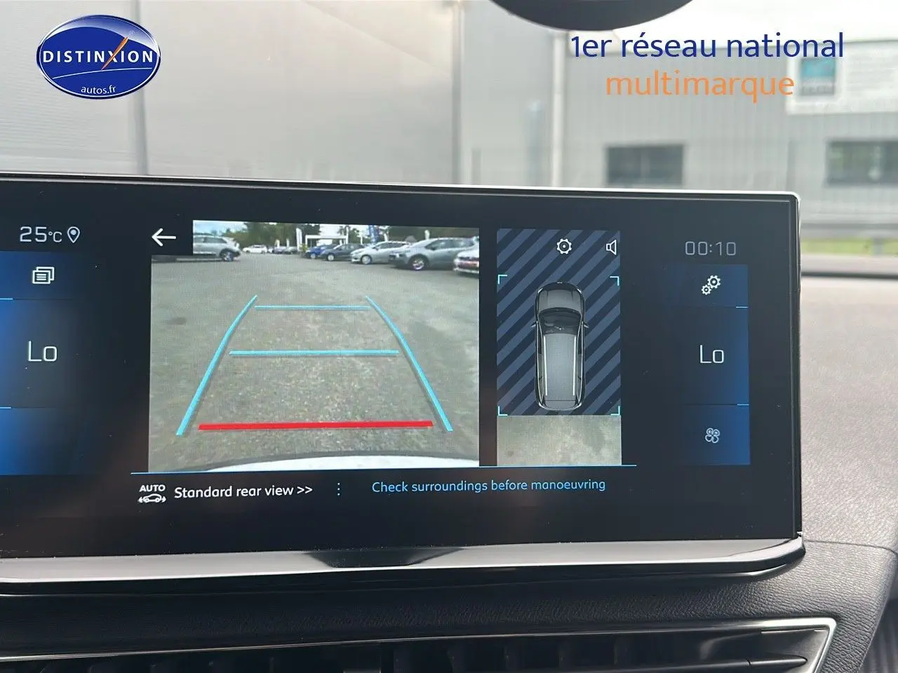 Écran tactile intérieur du Peugeot 5008 bleu 2024 montrant la caméra de recul et l'affichage 360° du véhicule