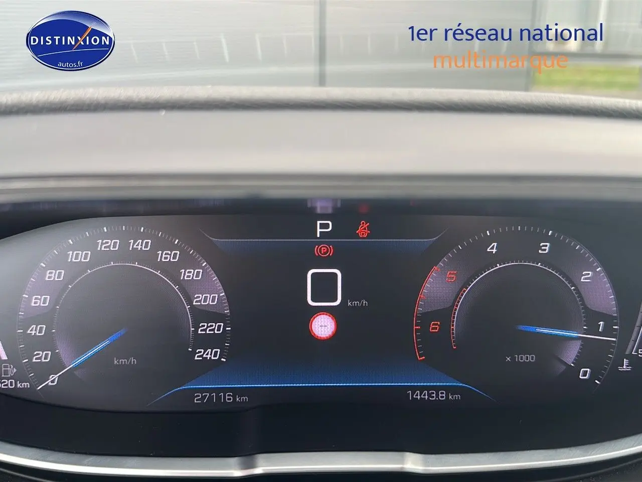 Tableau de bord numérique du Peugeot 5008 bleu 2024 affichant vitesse à zéro et compte-tours au ralenti.