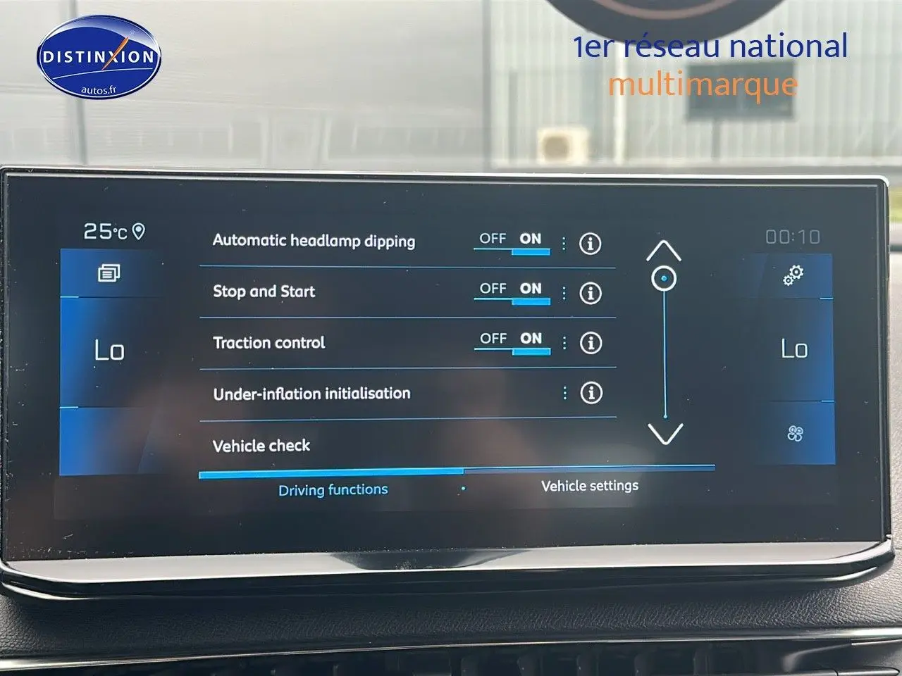 Écran tactile central du Peugeot 5008 2024 affichant les réglages d'assistance à la conduite.