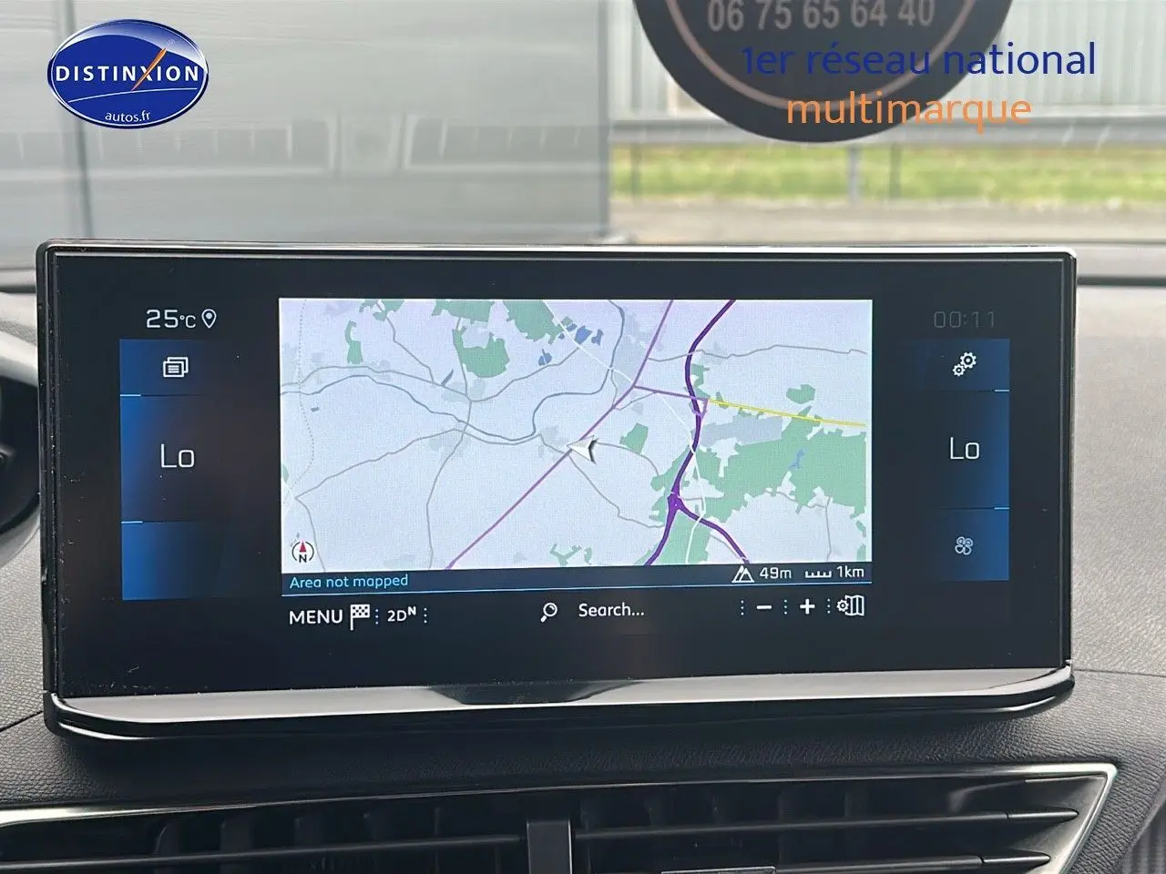Écran tactile de navigation 3D du Peugeot 5008 bleu, vue intérieure du tableau de bord central.