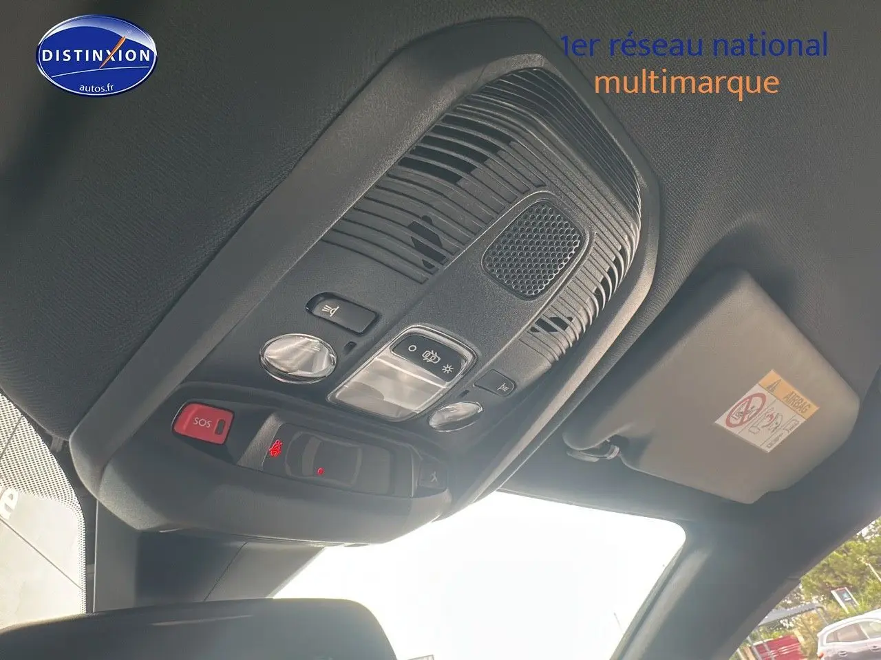 Vue intérieure du plafonnier avec commandes d’éclairage et bouton SOS du Peugeot 5008 bleu 2024.