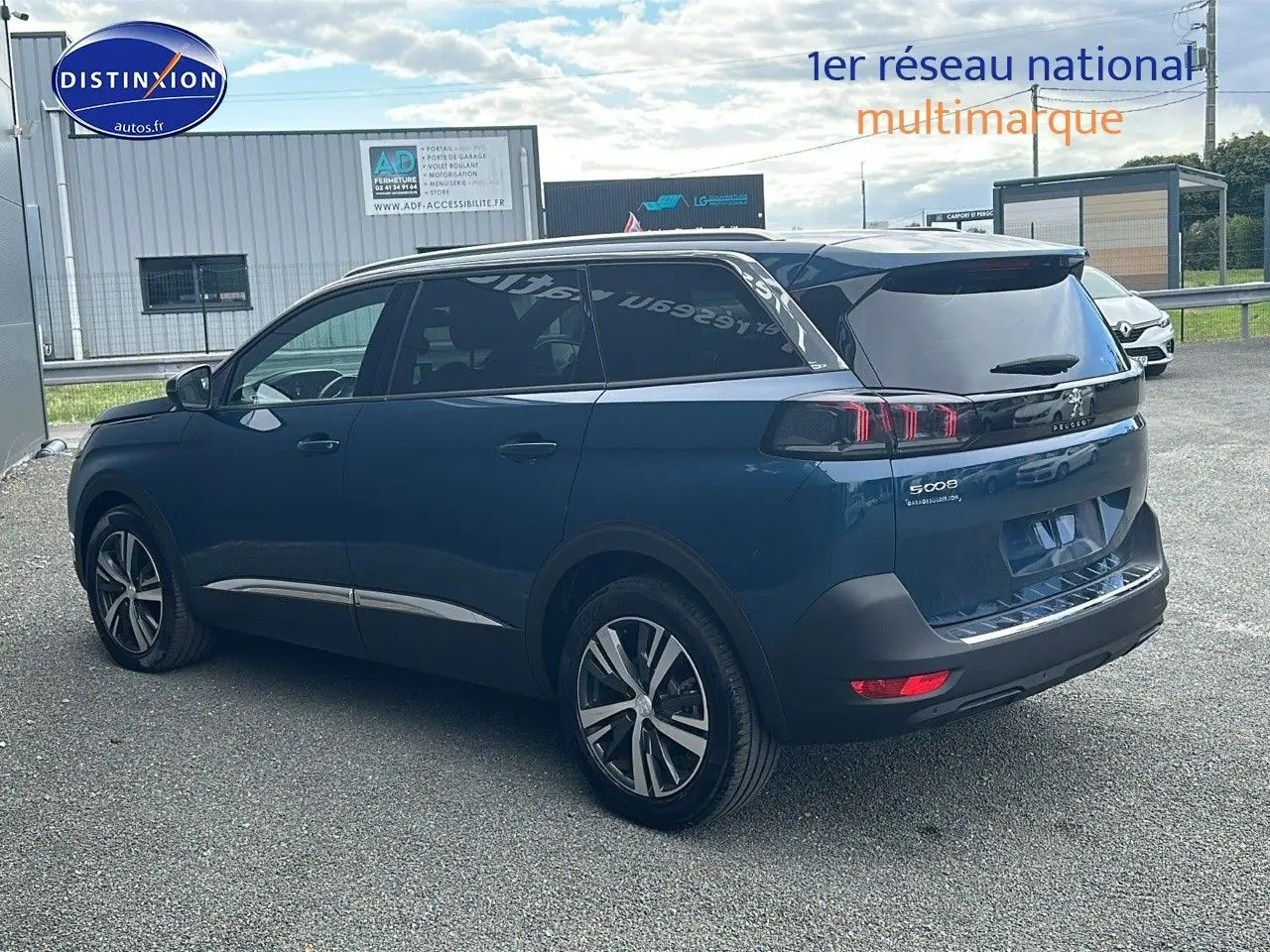 Peugeot 5008 bleu vue 3/4 arrière droit avec feux LED 3D et vitres arrière surteintées.