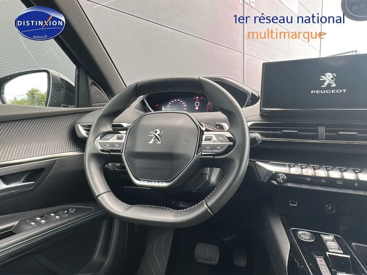 Vue intérieure centrée sur le volant cuir noir et le tableau de bord numérique du Peugeot 5008 bleu 2024.