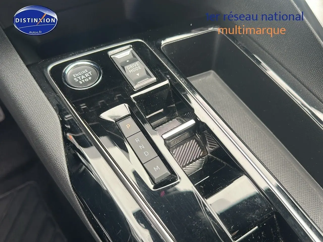 Console centrale noire brillante avec bouton start, sélecteur Drive Mode et levier de vitesses automatique Peugeot 5008 2024
