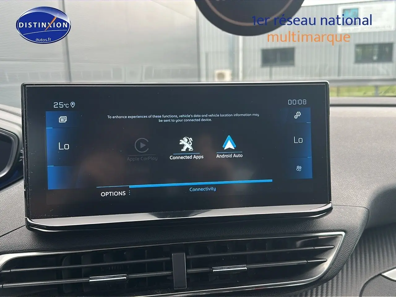 Écran tactile central du tableau de bord du Peugeot 5008 2024 avec interface Android Auto et Apple CarPlay visible
