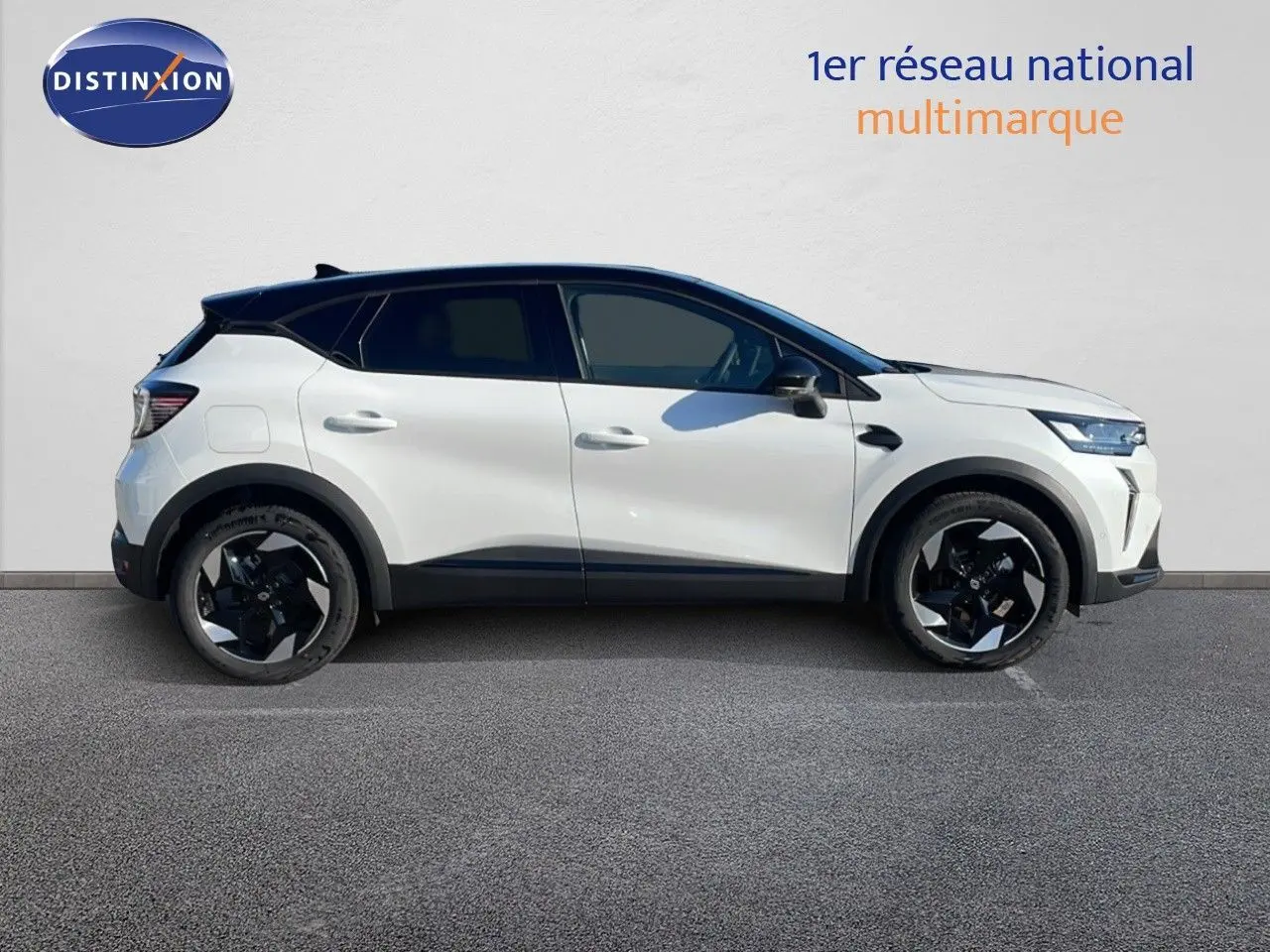 Profil côté gauche d'un Renault Captur E-Tech hybride blanc nacré avec toit noir, roues noires et design moderne.