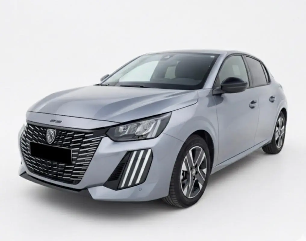 Peugeot 208 Hybrid 110 e-DCS6 Allure gris vue 3/4 avant droit avec calandre distinctive et feux LED verticaux.