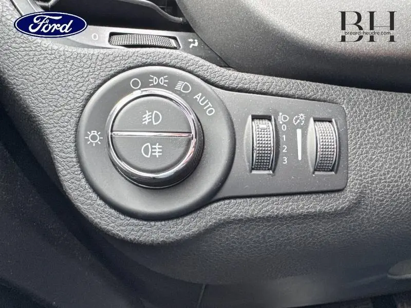 Commande des phares et réglages d’éclairage sur tableau de bord noir d’une Fiat 500X 2017 noir Cinéma pastel extra-série.