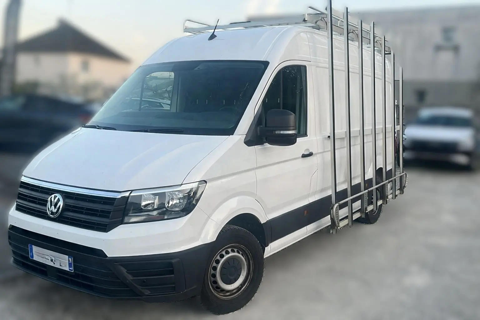 Vue 3/4 avant droit d’un Volkswagen Crafter blanc équipé d’un châssis spécifique pour transport de vitres.