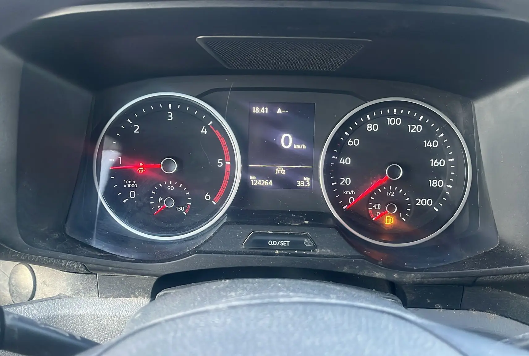 Vue rapprochée du tableau de bord du Volkswagen Crafter blanc, affichant compte-tours, vitesse et indicateurs lumineux.