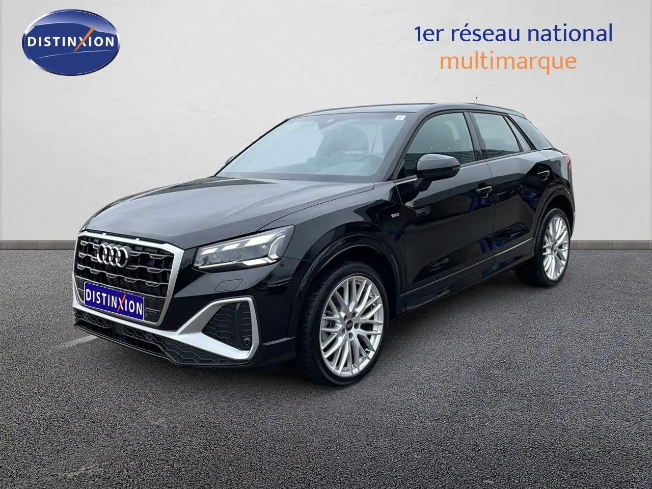 Audi Q2 noir mito metal en 3/4 avant droit, avec calandre S-Line et jantes alliage 19 pouces visibles.