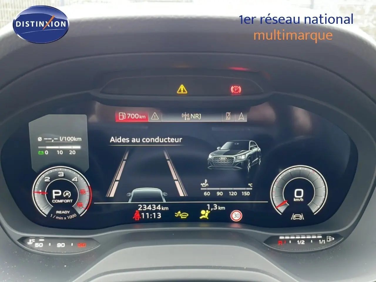 Tableau de bord numérique d'Audi Q2 noir, affichant les aides au conducteur et l'odomètre à 23434 km.
